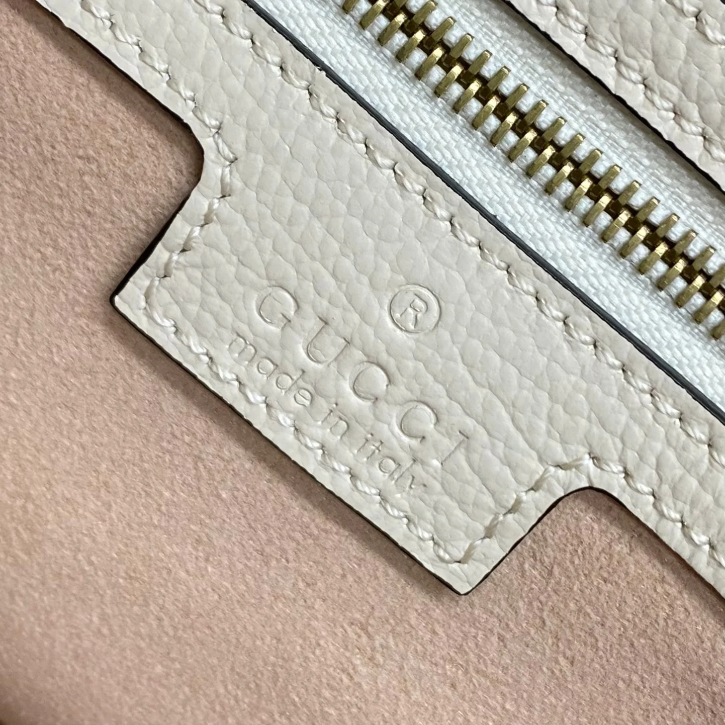 Весенняя коллекция Gucci 2023 — сумка через плечо ?Полумесяц? — белая.