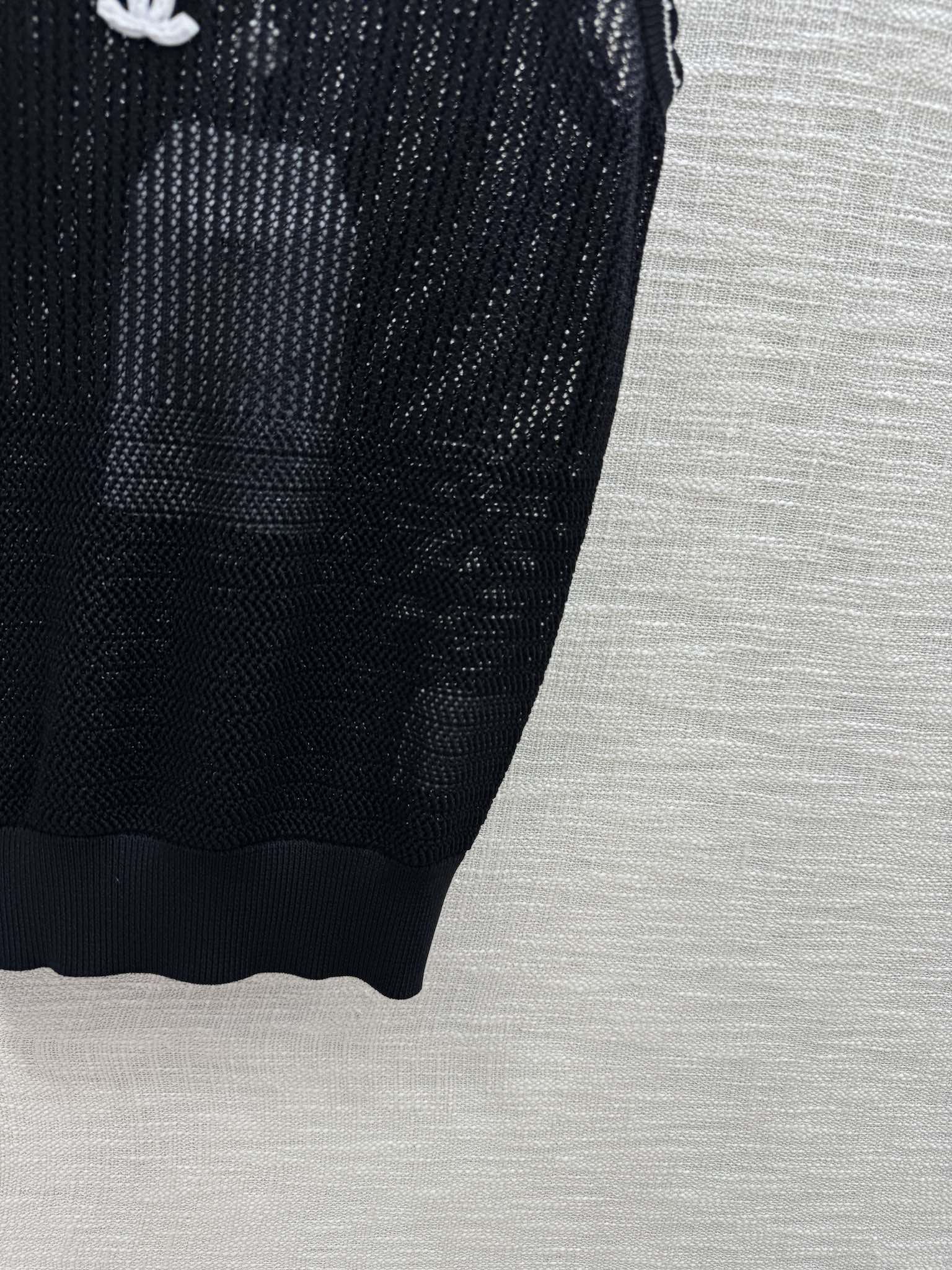 Вязаный жилет Chanel 2403 с ажурной отделкой - черный