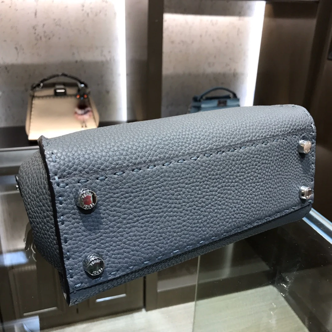 Серая мини-сумка Fendi Peekaboo Selleria