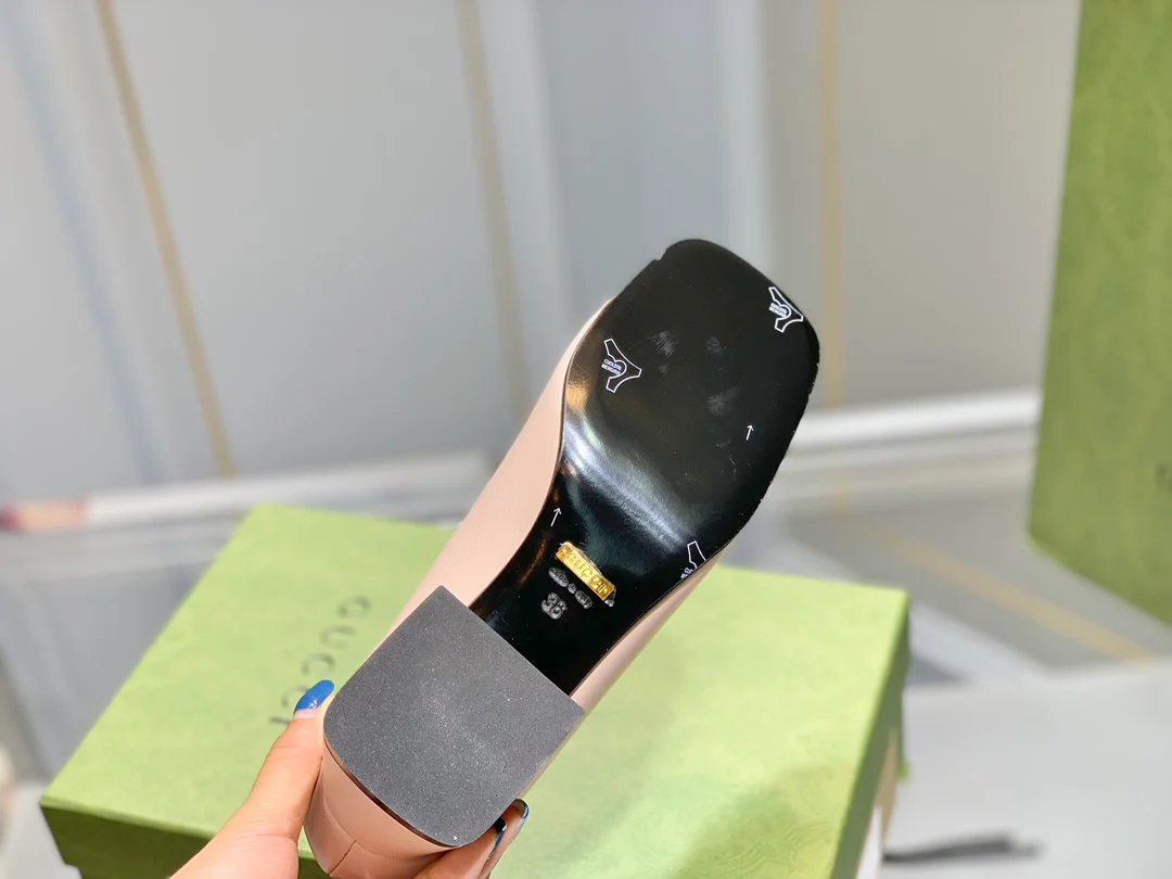 Весенняя коллекция Gucci 2021 — Босоножки на массивном каблуке с пряжкой в ??виде конской уздечки.