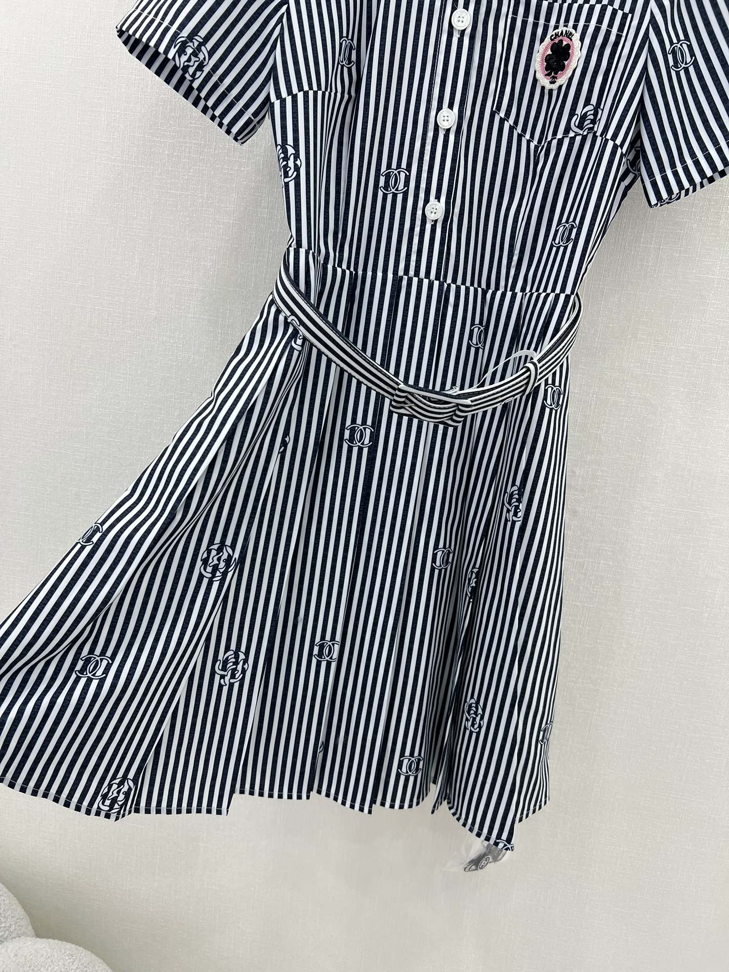 Новый комбинезон Chanel весна/лето 2024 с короткими рукавами, украшенный пайетками и принтом — в полоску.