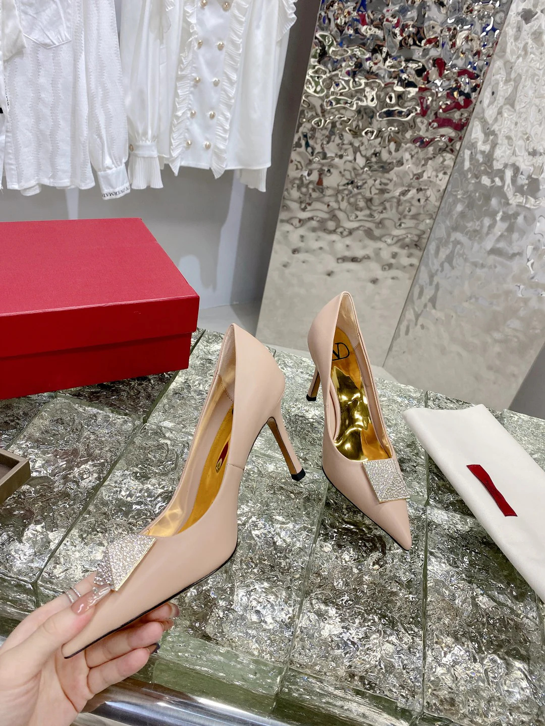 Новинка сезона ?Ранняя осень? от Valentino 2022 — туфли на высоком каблуке с пряжкой, украшенной стразами и заклепками.