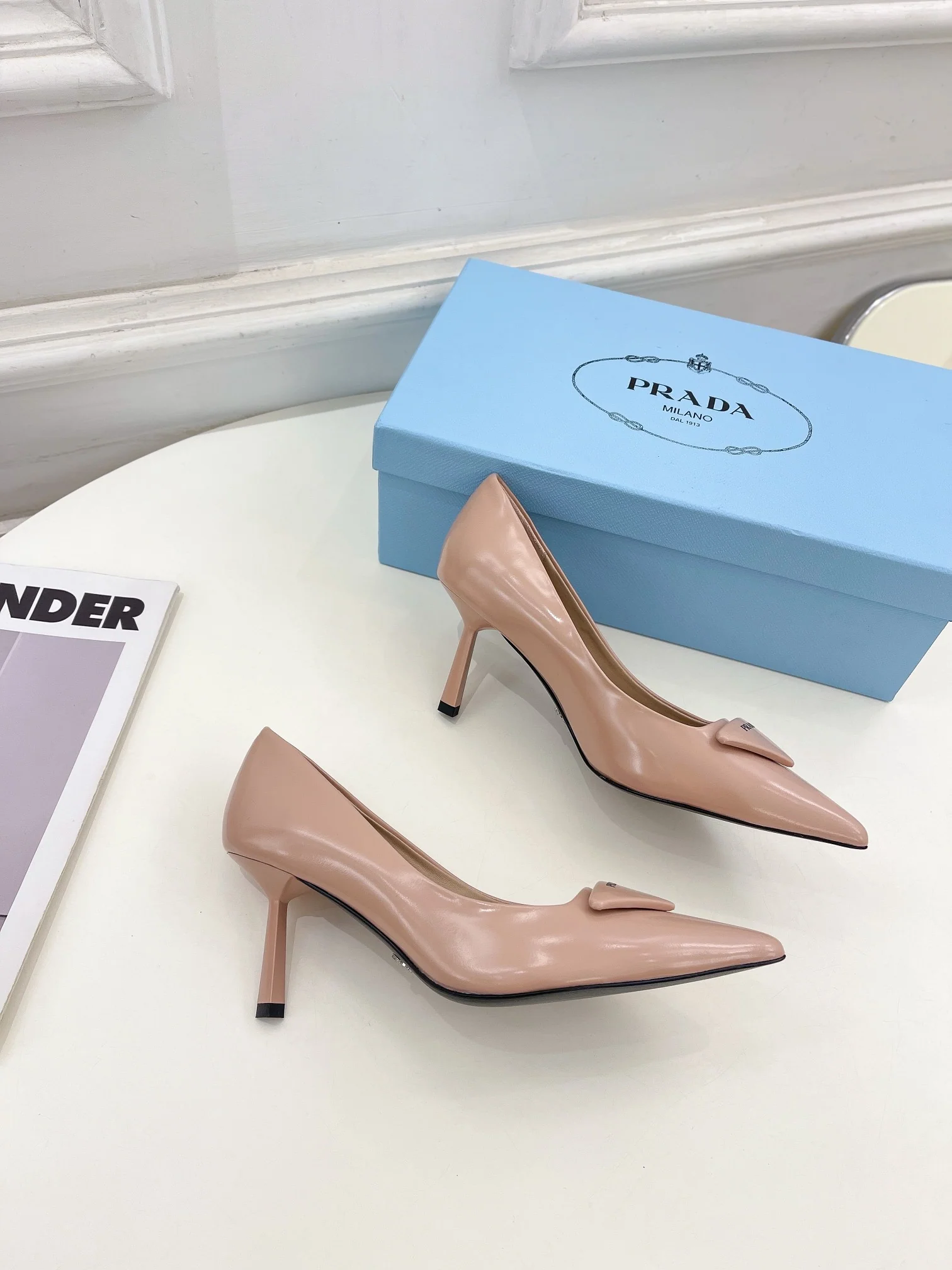 Новинка весны 2023 года от Prada - туфли на высоком каблуке с острым носком - розовые.