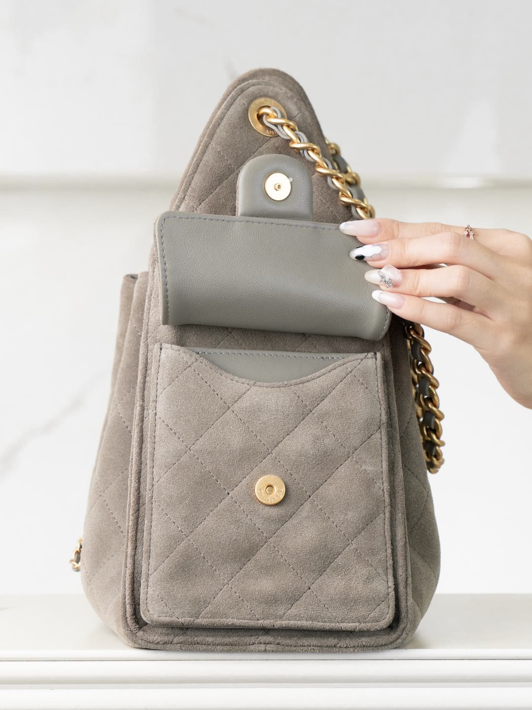 Сумка-хобо Chanel с завязками, замша, серая.