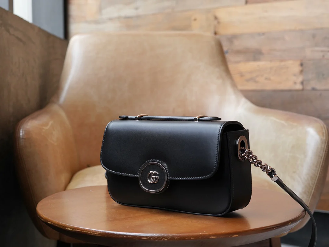 Миниатюрная сумка Gucci Petite GG на цепочке - черная.