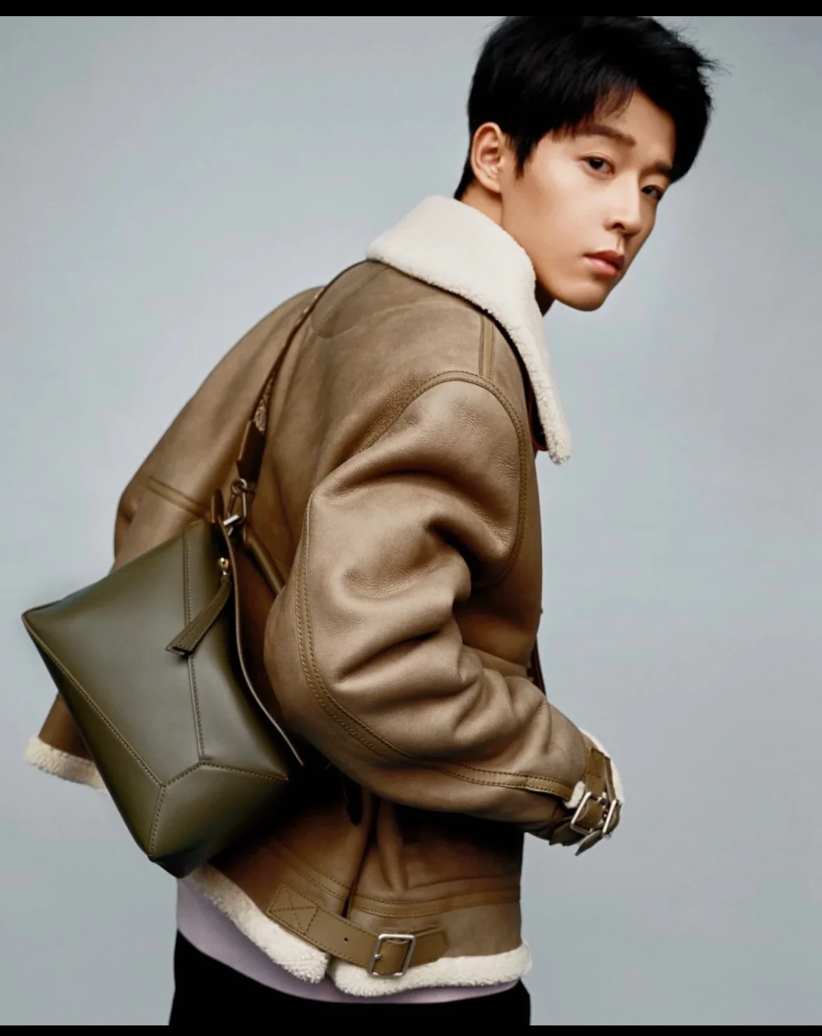 Сумка Loewe Puzzle Geometric с плечевым ремнем в виде буквы — темно-зеленая.