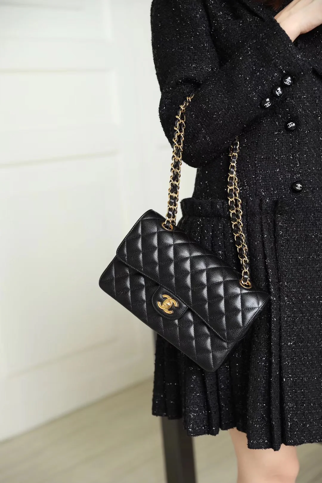 Chanel - Икра - Сумка CF - Черная с золотой фурнитурой - 23 см