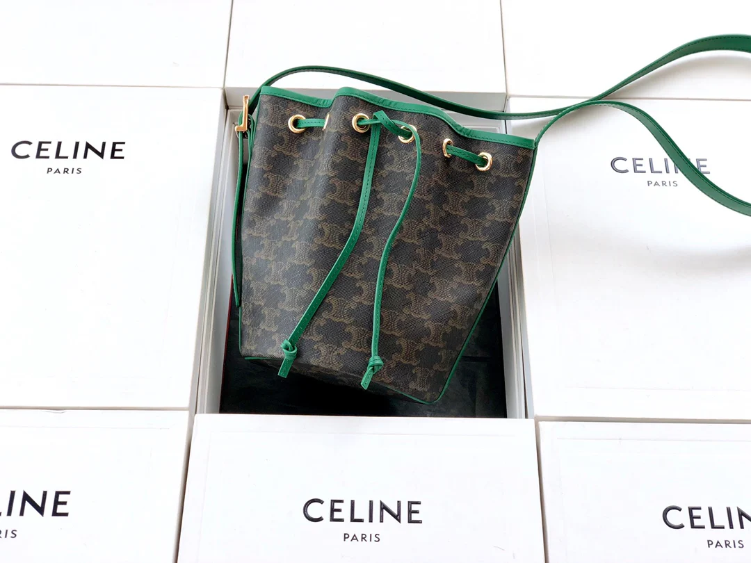 Маленькая холщовая сумка Celine Triomphe на завязках - зеленая с монограммой.