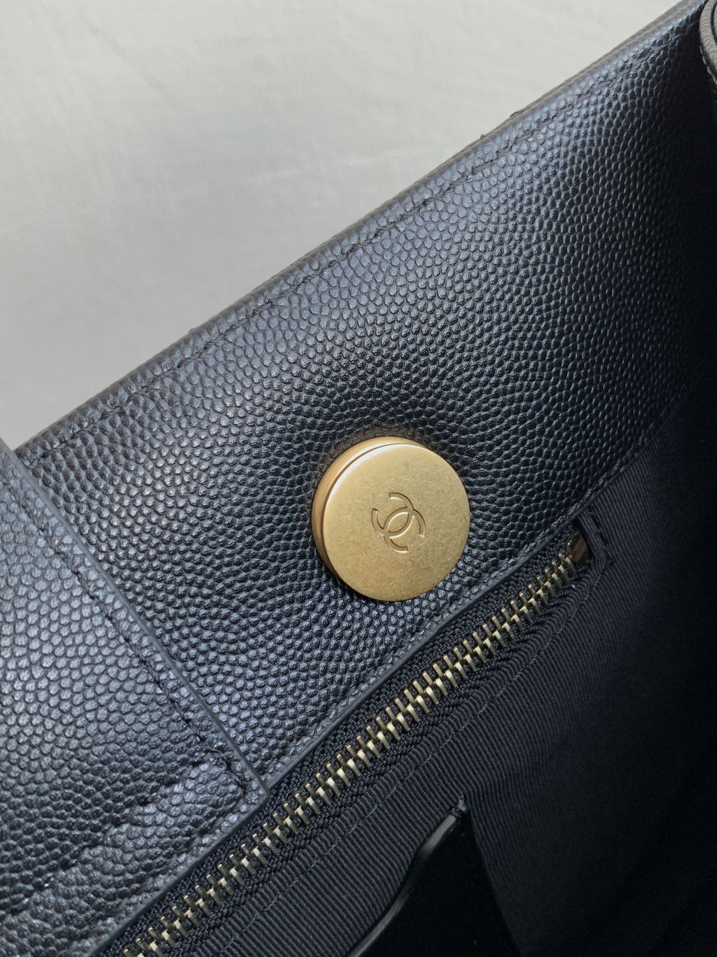 Сумка-тоут Chanel Two-in-One Letter Tote Bag - черная