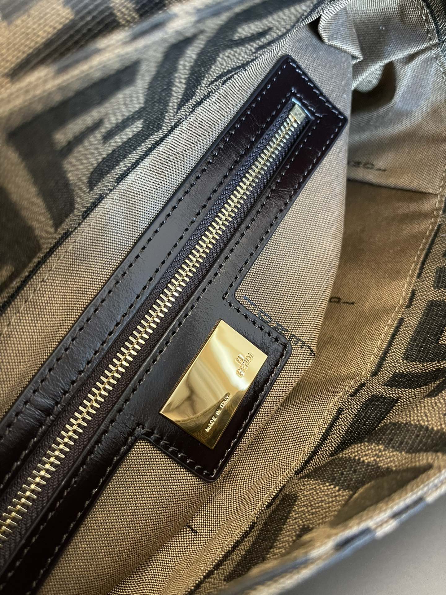 Большая винтажная сумка Fendi Monogram Ingot