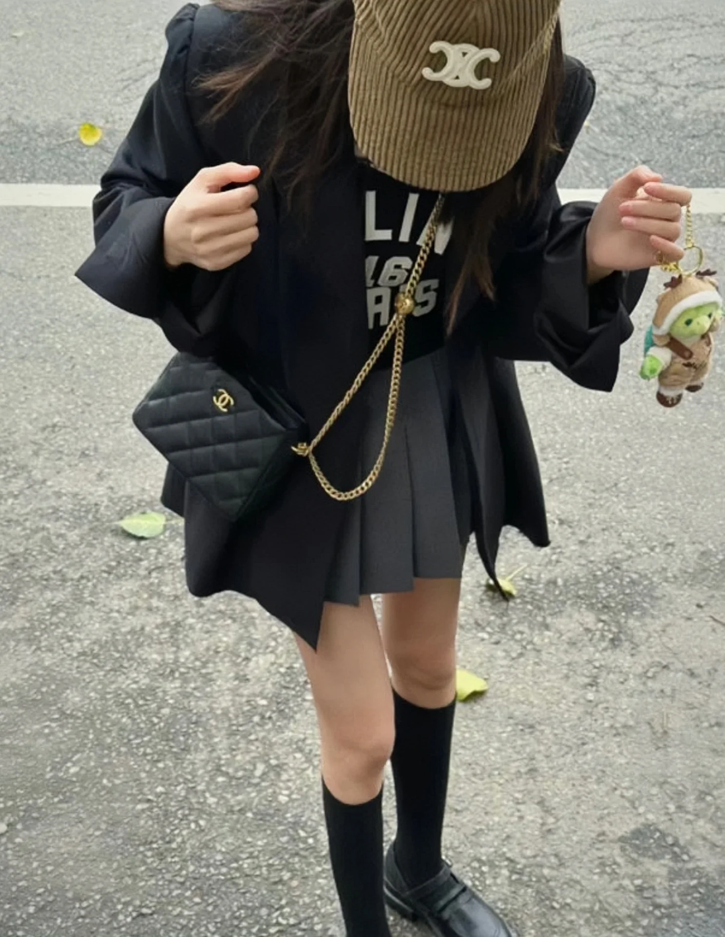 Новинка сезона весна/лето 2023 от Chanel - сумка-хобо в форме сердца - маленькая - черная - фотографии в действии.