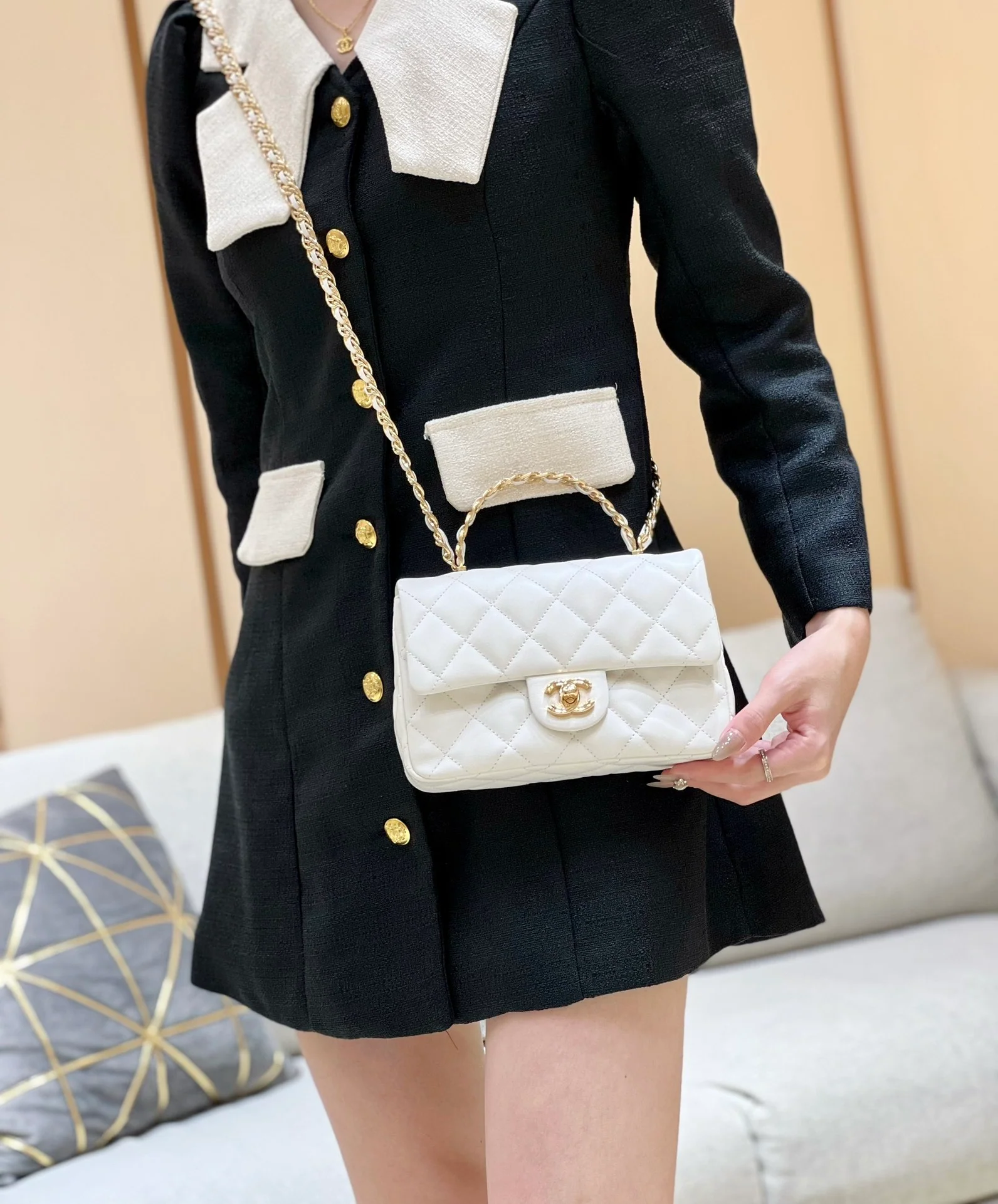 Новинка сезона весна/лето 2023 от Chanel - сумка из овечьей кожи CF - белая - на фото.