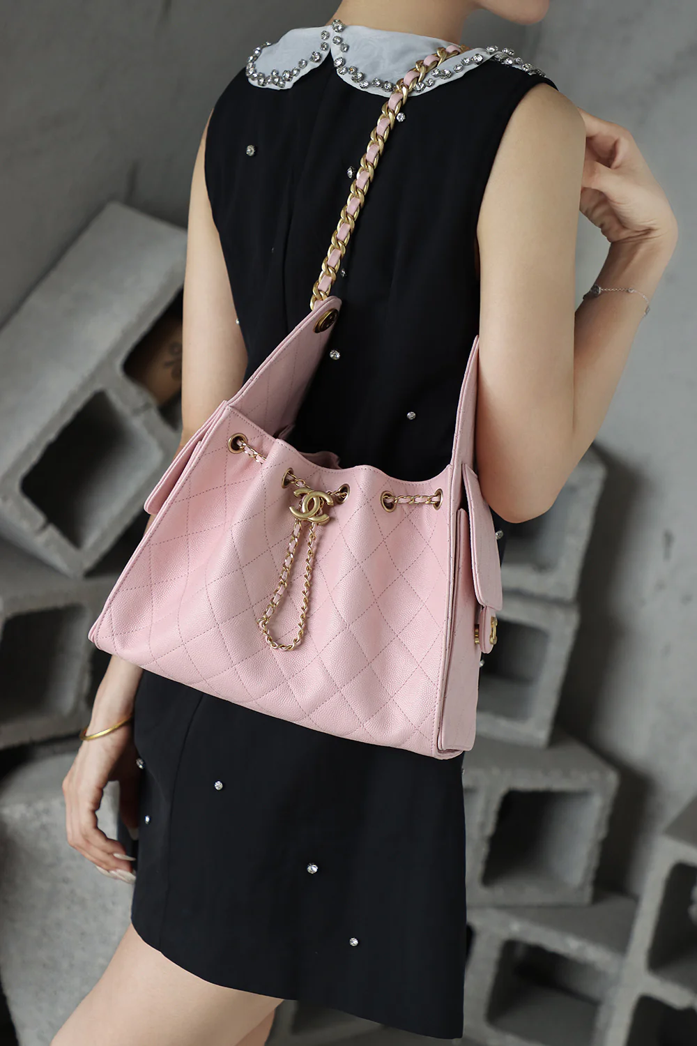 Сумка-хобо Chanel 25c Hippie, маленькая, розовая, с золотой пряжкой.