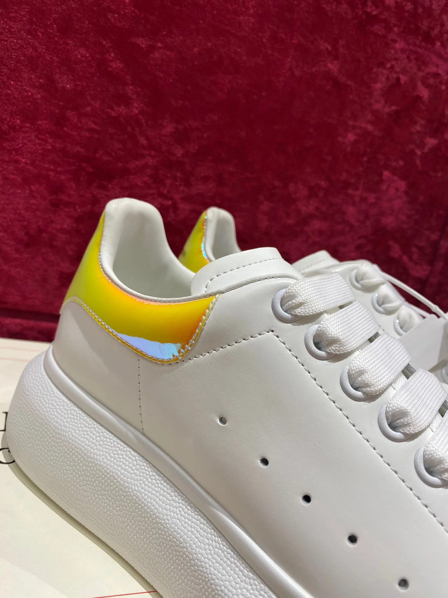 McQueen - Классические белые кроссовки - Желтая задняя часть