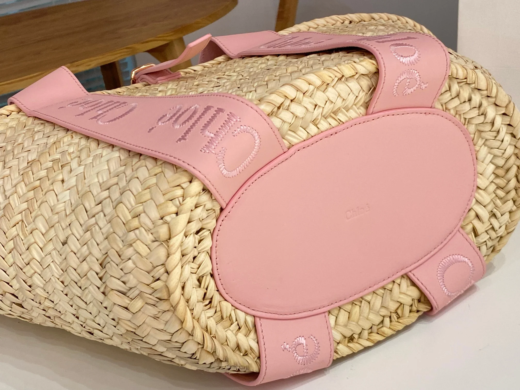 Новинка лета 2023 от Chloe - плетеная соломенная сумка - розовая