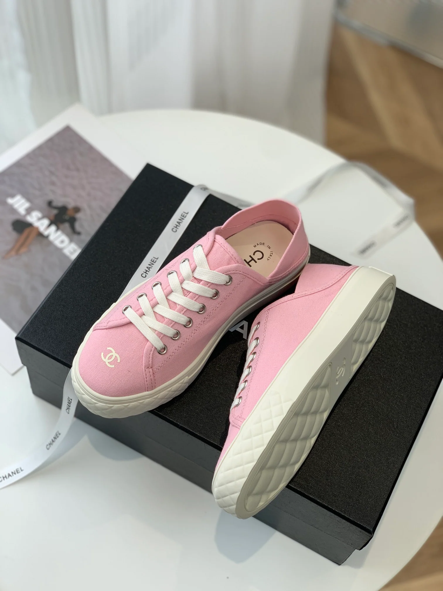 Новинка Chanel весна/лето 2023 - Коллекция конфетных цветов - Розовые парусиновые туфли