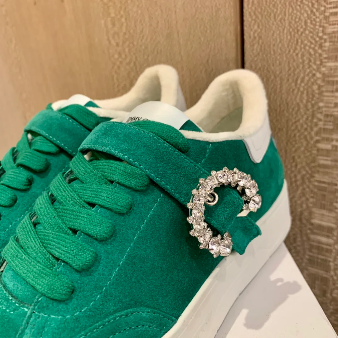 Белые кроссовки Jimmy с пряжкой и стразами - спортивный костюм