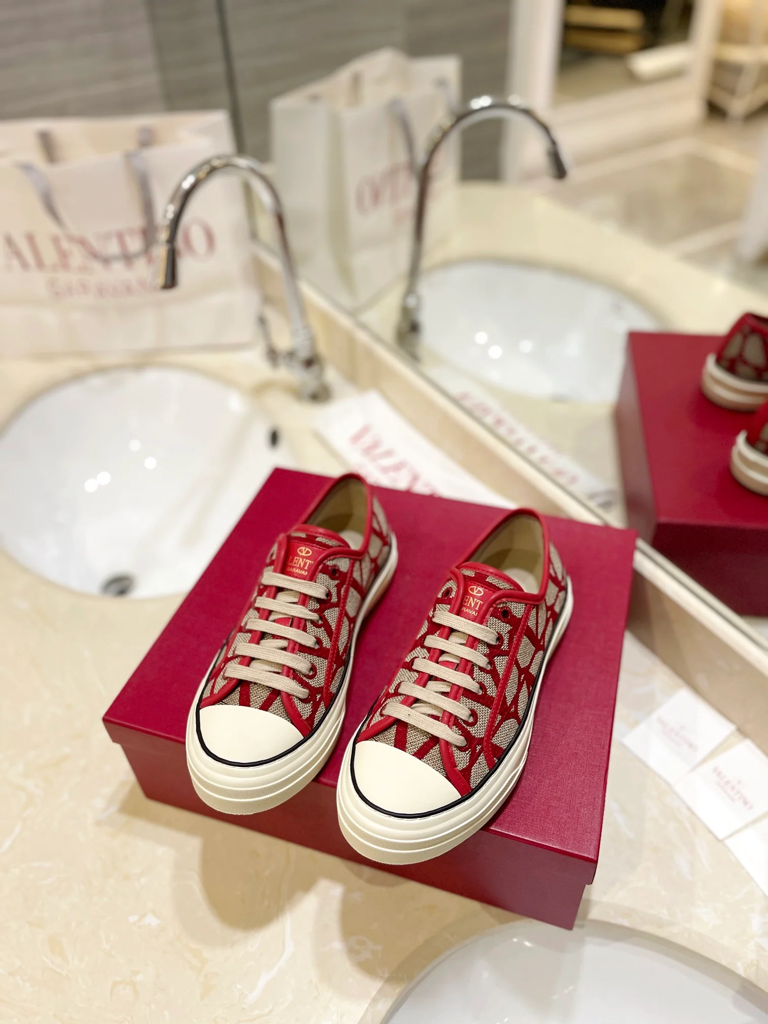 Низкие парусиновые кеды Valentino, повседневная обувь унисекс - красные