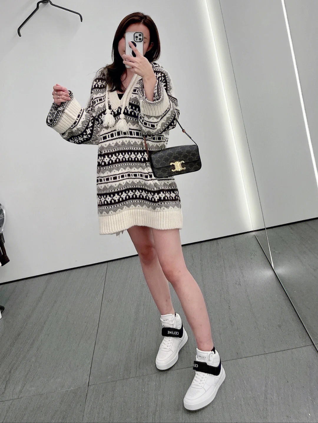 Высокие кроссовки Celine — фото в них.