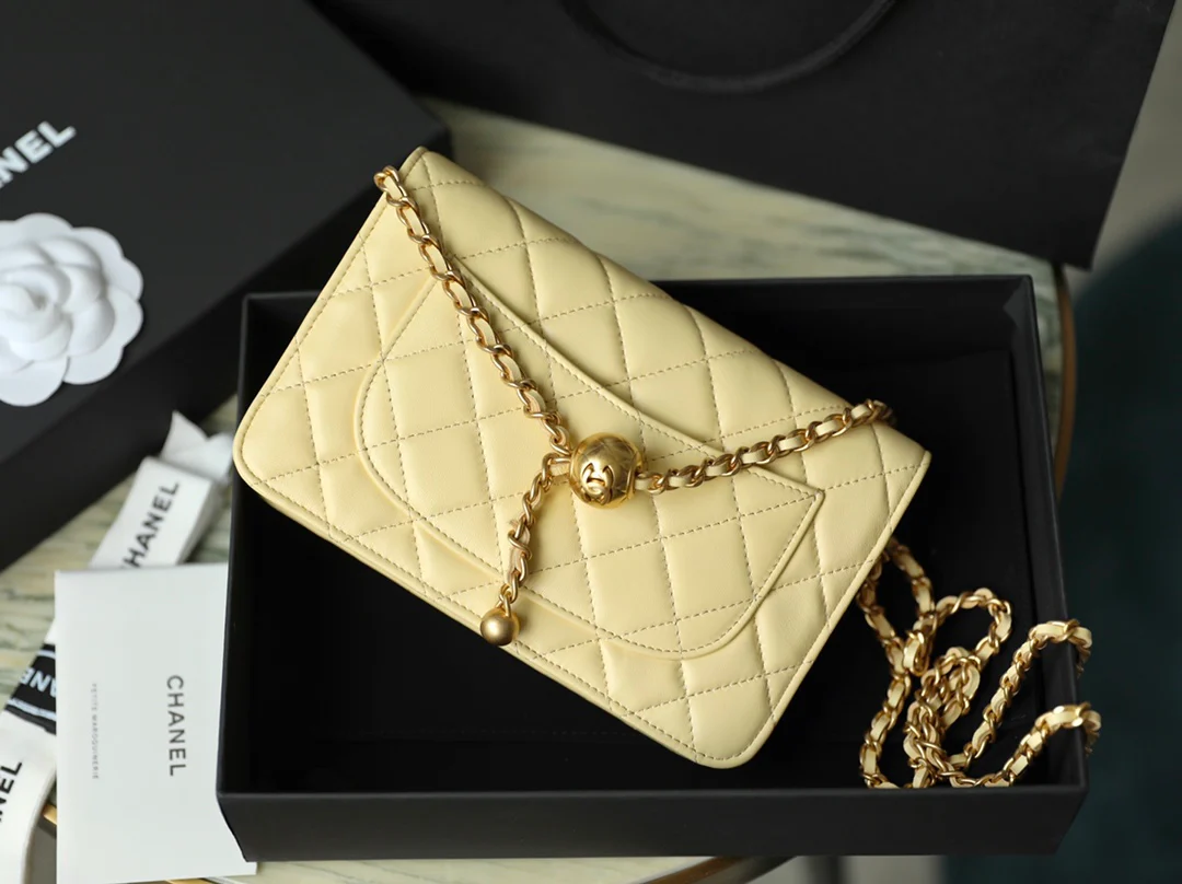 Chanel - Золотой шарик WOC - Овечья кожа - Маленький яичный желток