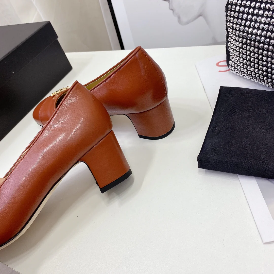 Классические туфли Chanel на массивном каблуке — модель, представленная на показе мод в Милане — 5 см