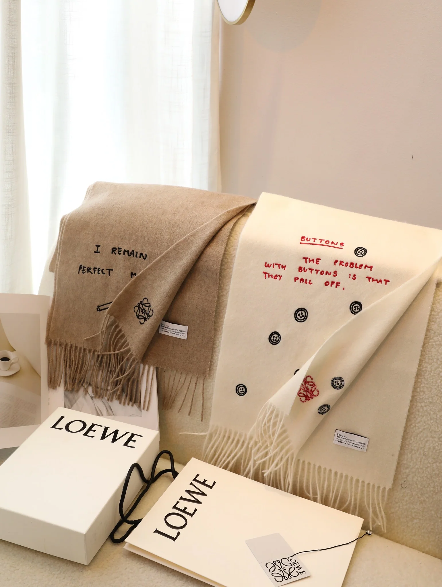 Шарф Loewe с вышивкой пуговицами в виде анаграммы - 35 см - 180 см - 100% овечья шерсть