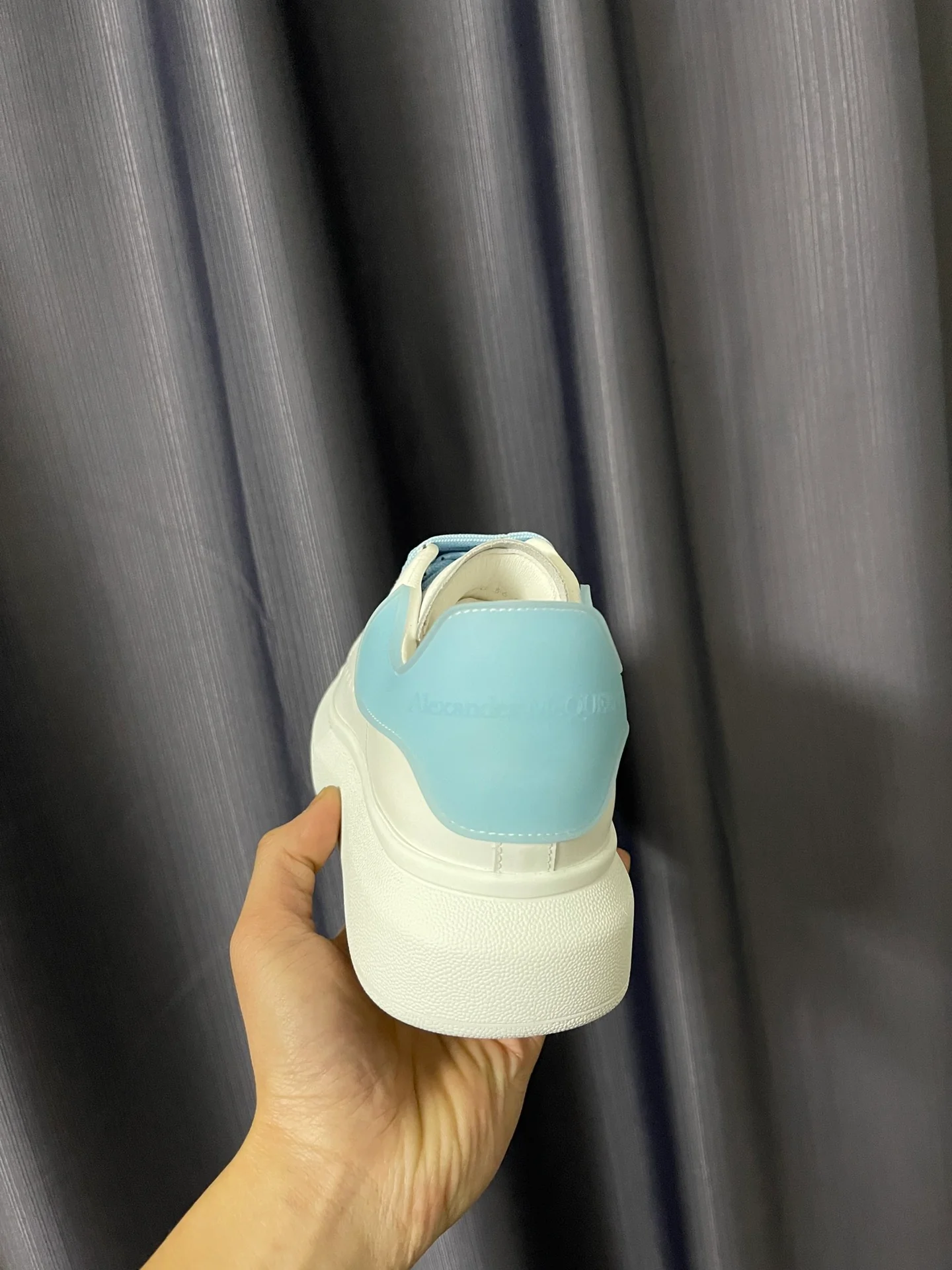 Классические белые кроссовки McQueen - унисекс - прозрачная голубая гелевая подошва