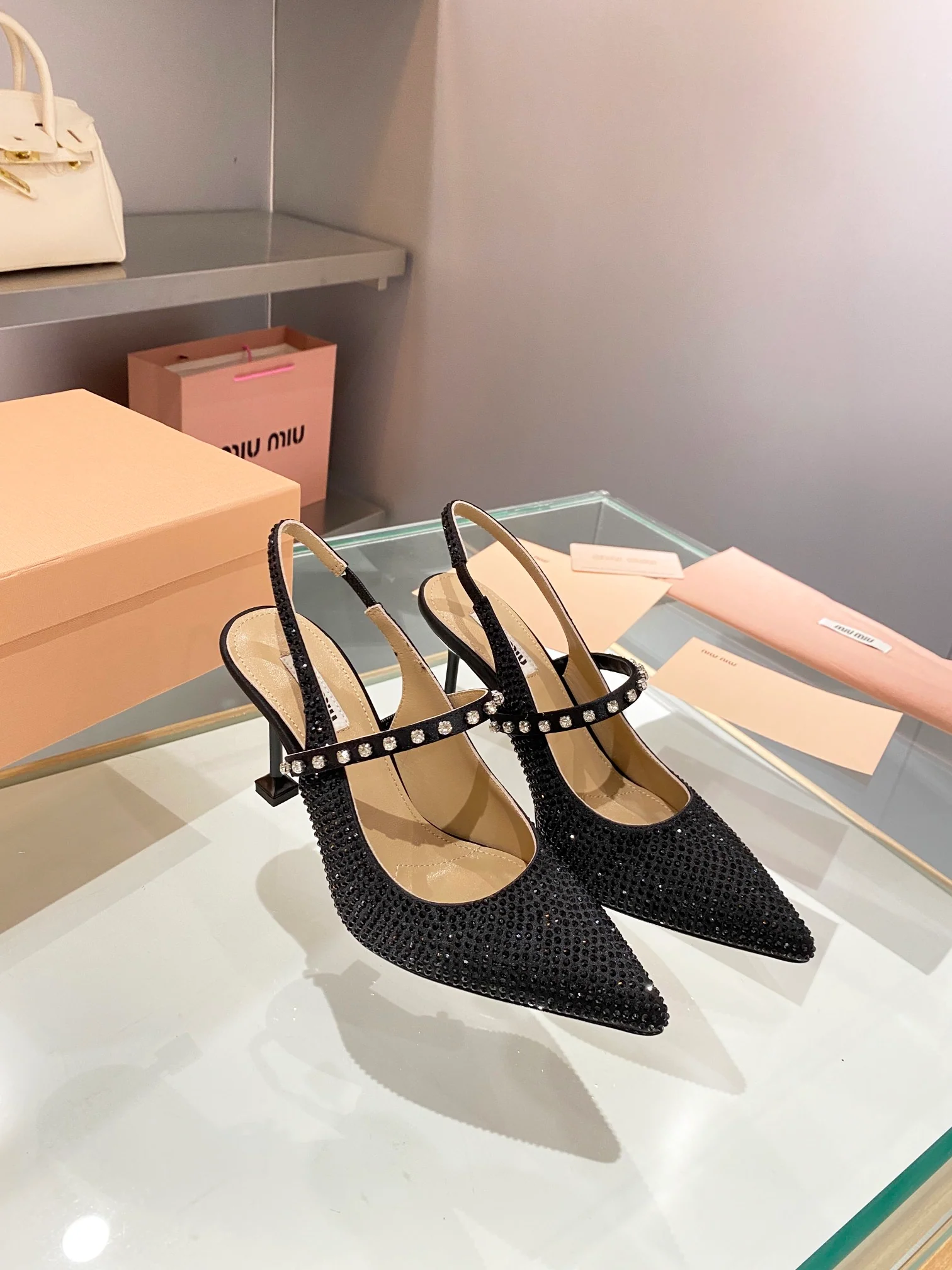 Туфли Miu Miu с острым носком и кристаллами - высота каблука 8-5 см.