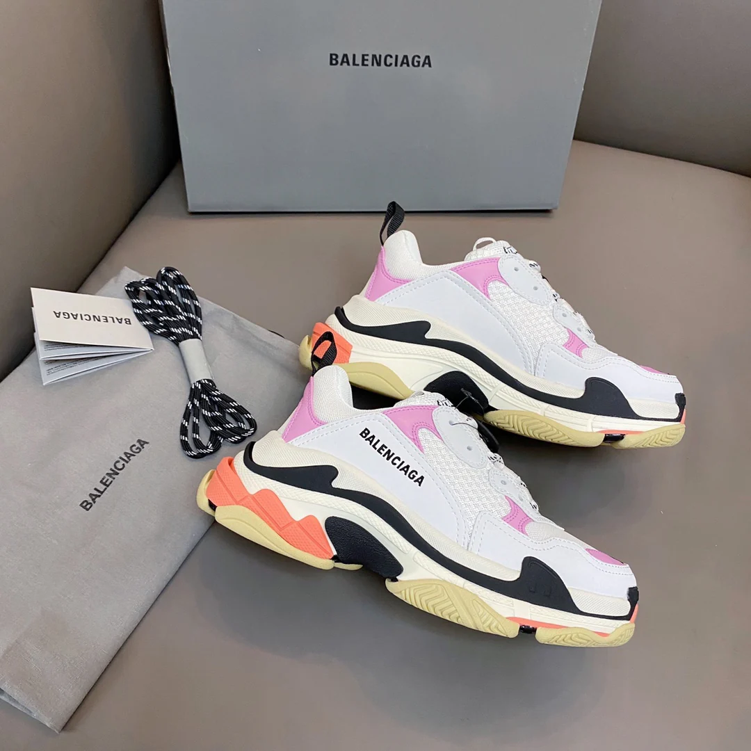 Кроссовки на платформе Balenciaga Triples в белом и розовом цвете.