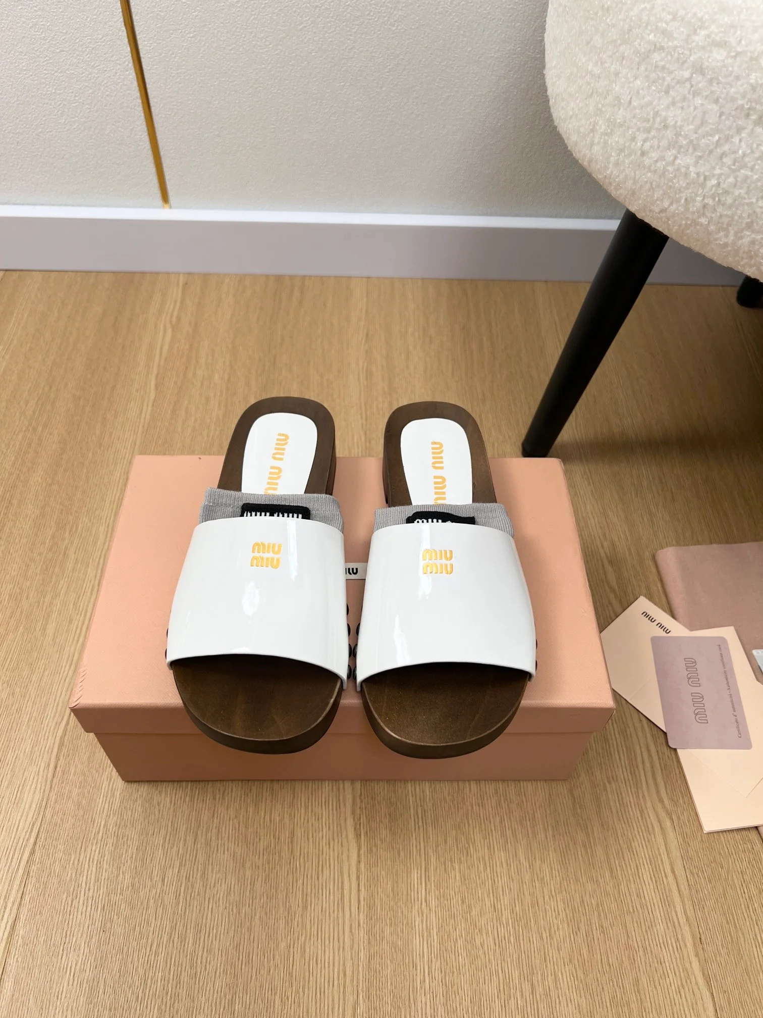 Деревянные тапочки Miu Miu 2024 - Белые - 1