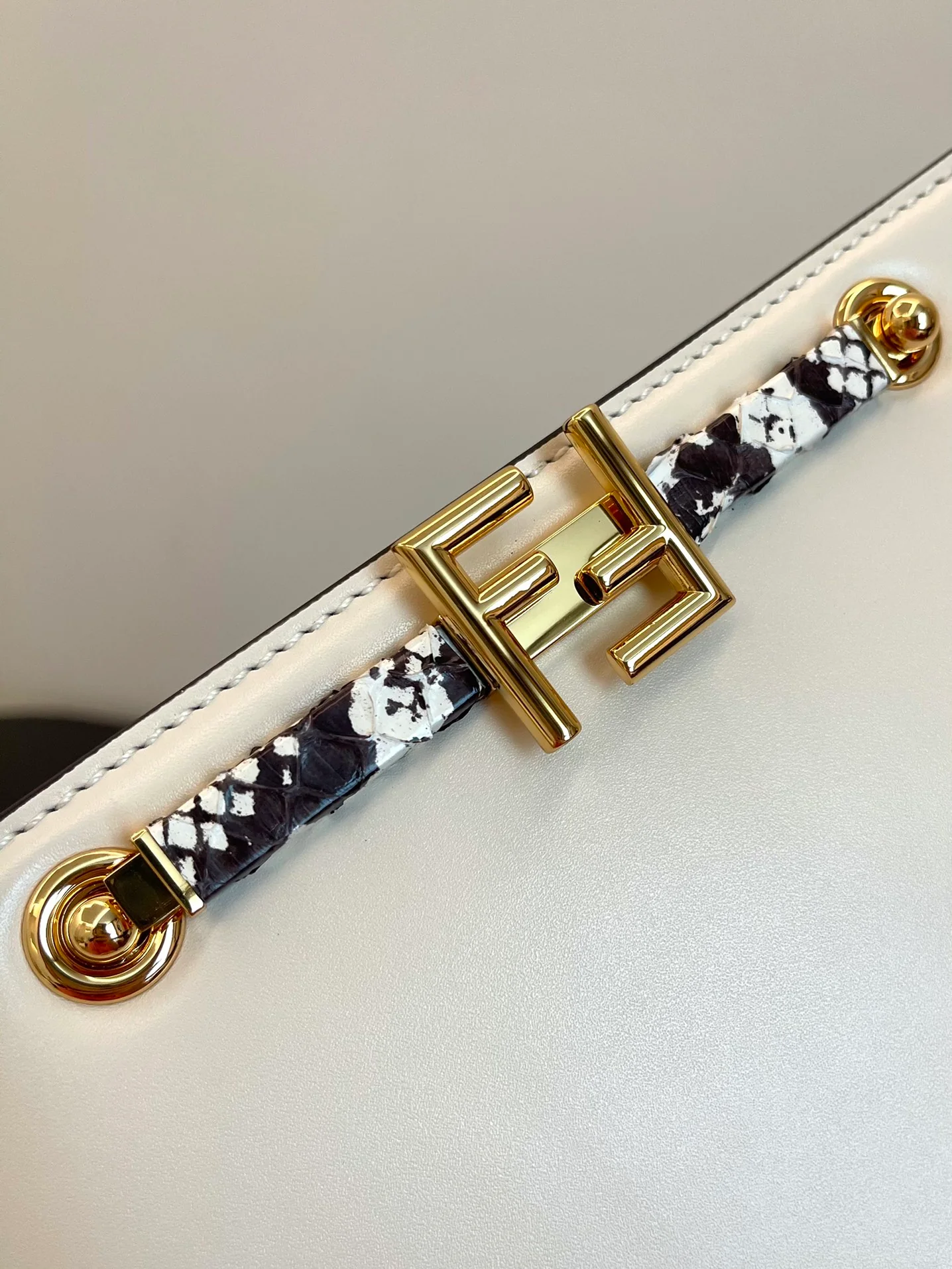 Сумка-гармошка Fendi Touch из белой змеиной кожи