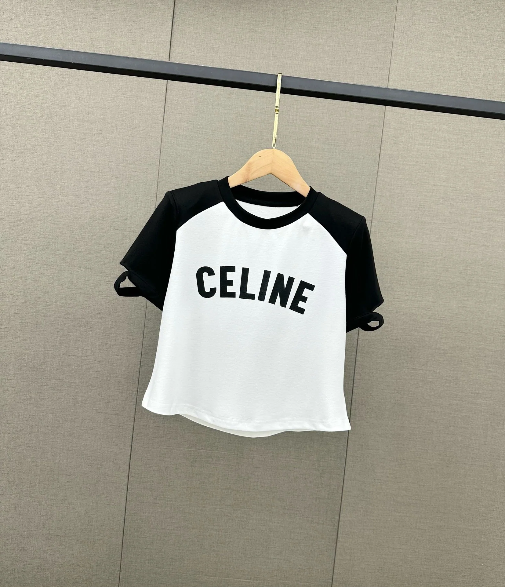 Комплект Celine 2404 с логотипом, минималистичный и универсальный.