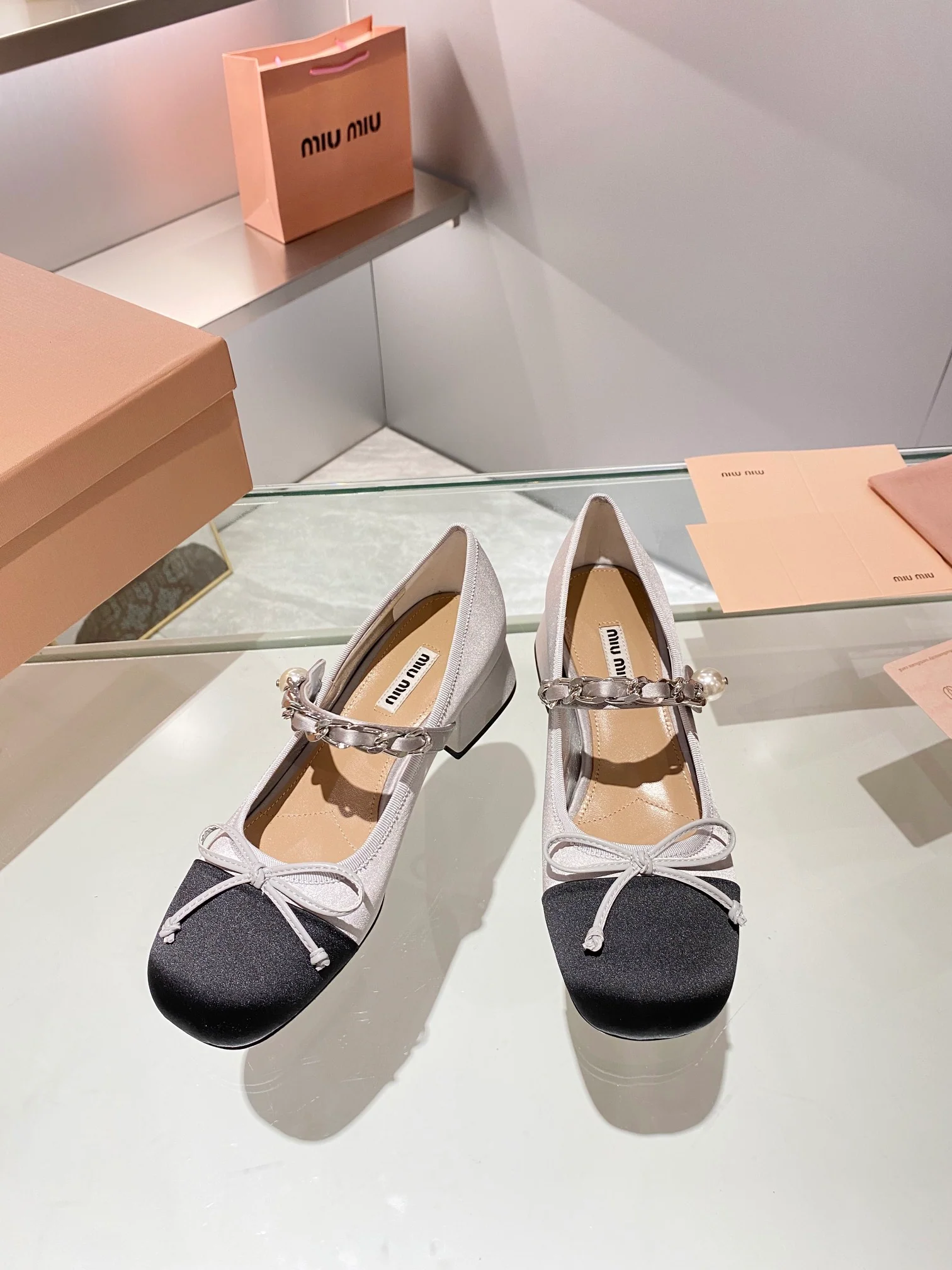 Новинки коллекции Miu Miu осень/зима 2023 - Балетки - Туфли на низком каблуке - Серебристые