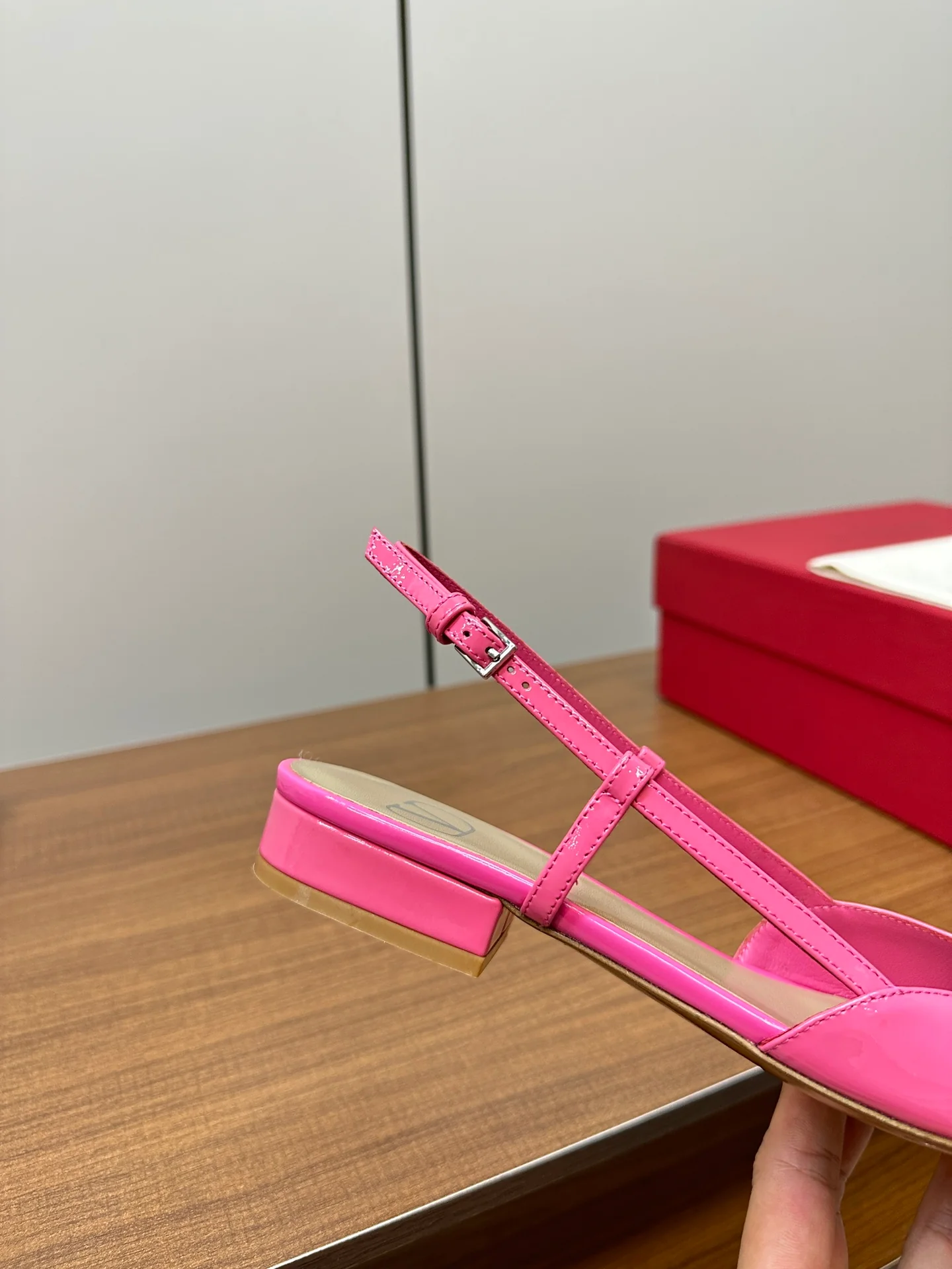 Новинка сезона весна/лето 2023 от Valentino - Большие сандалии-балетки с V-образным вырезом - Розовые