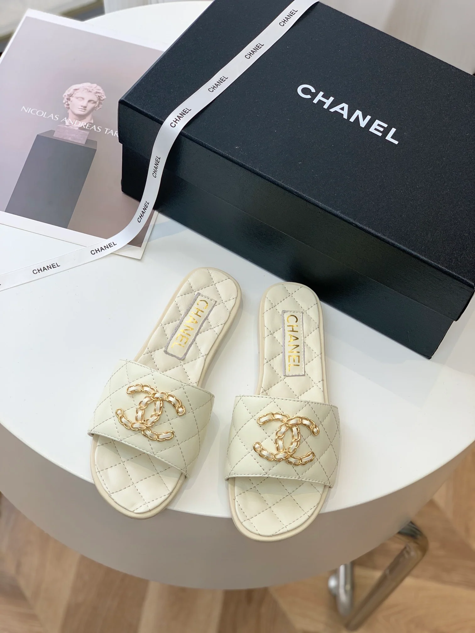 Новинка 2023 года от Chanel - Стеганые тапочки из овечьей кожи - Белые