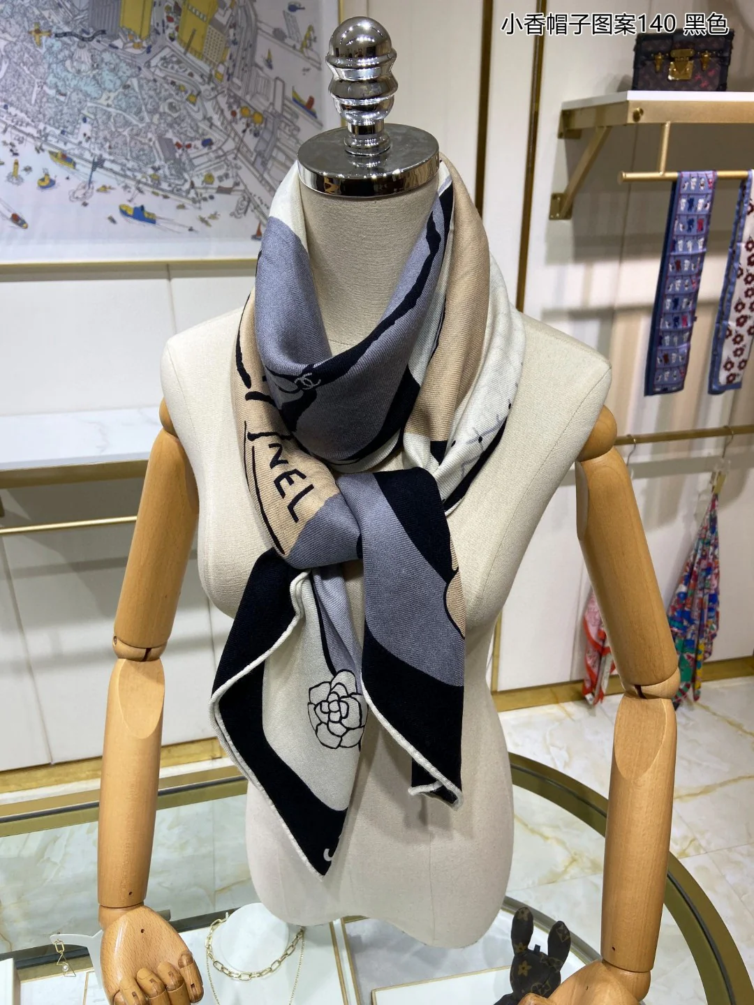 Chanel - Квадратный шарф с узором в виде шляпы - 140 см - 80% кашемир - 20% шелк - Черный