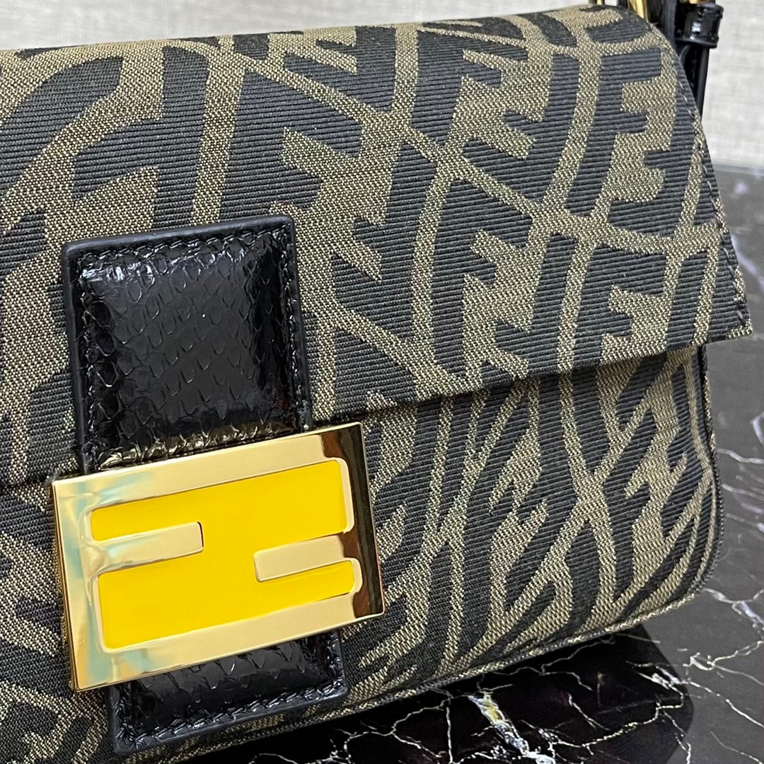 Сумка-багет Fendi из жаккардовой ткани средней длины.