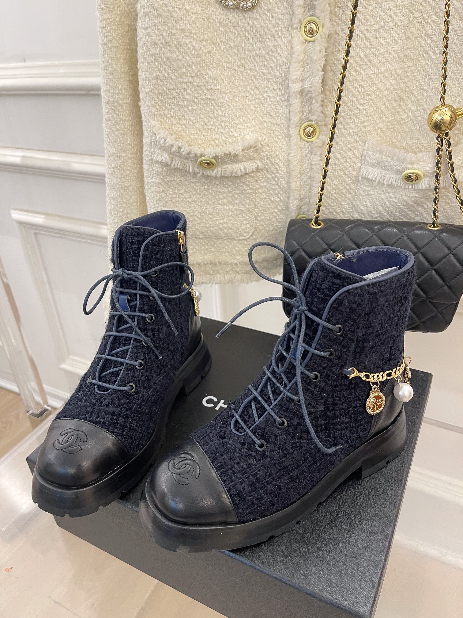 Новинка весны 2022 года от Chanel — ботильоны на шнуровке.