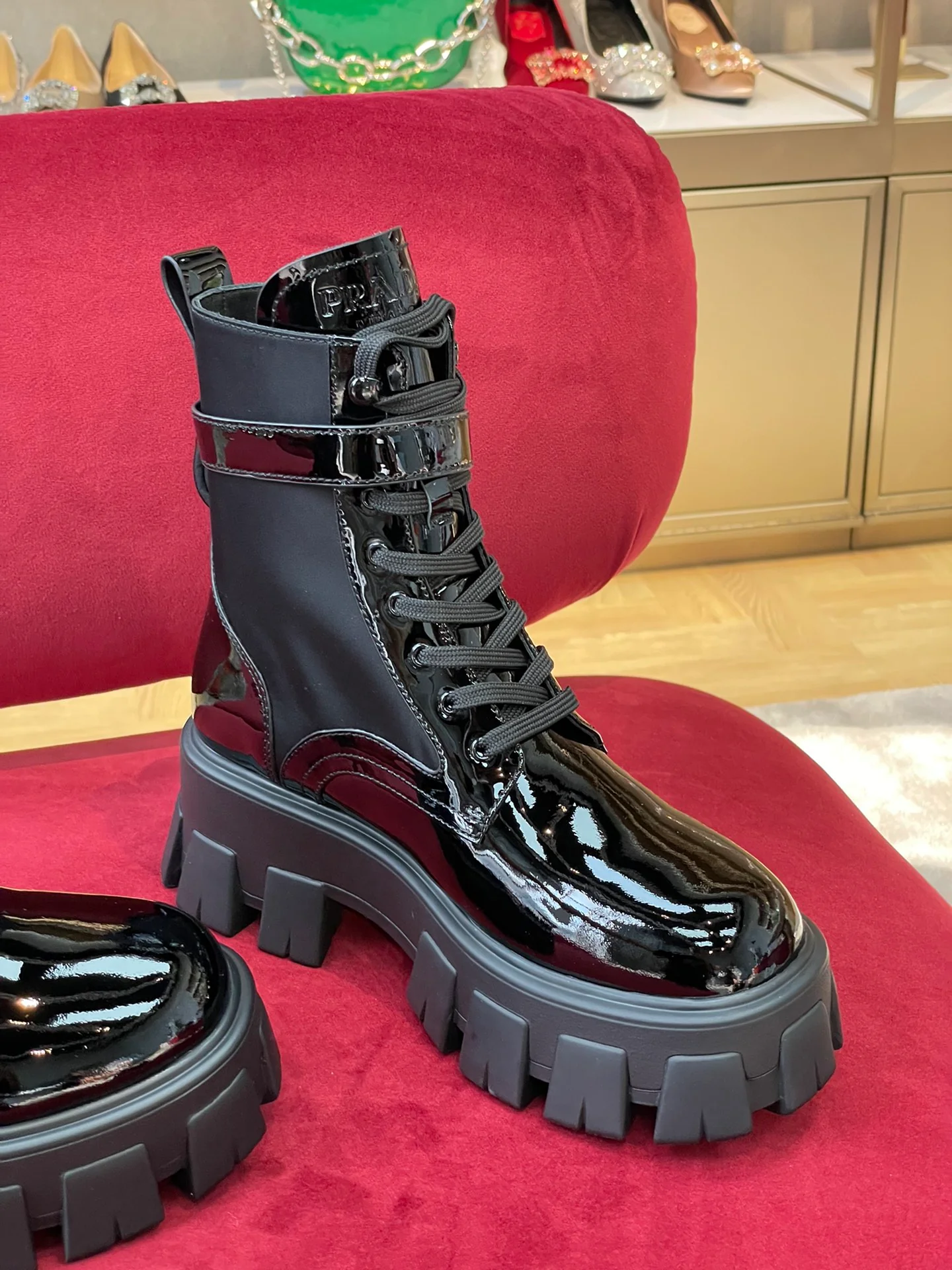 Новинки сезона осень/зима 2022 от Prada — классические тактические ботильоны — их носят Синди Ван, Ян Ми, Лю Вэнь и многие другие знаменитости — 1