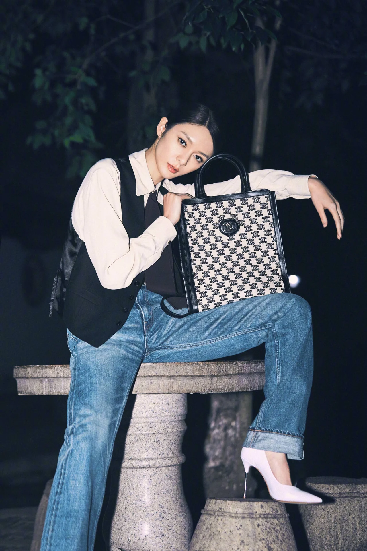 Сумка Celine Cabas Small Triomphe с вышивкой, вертикальная.