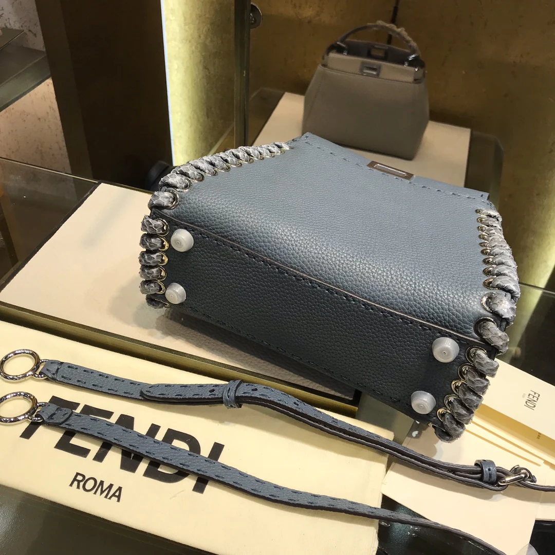 Миниатюрная сумка Fendi Peekaboo из синей кожи