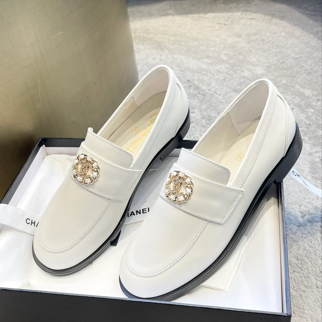 Новинка сезона весна/лето 2023 от Chanel - лоферы из серии Goddess - белые.