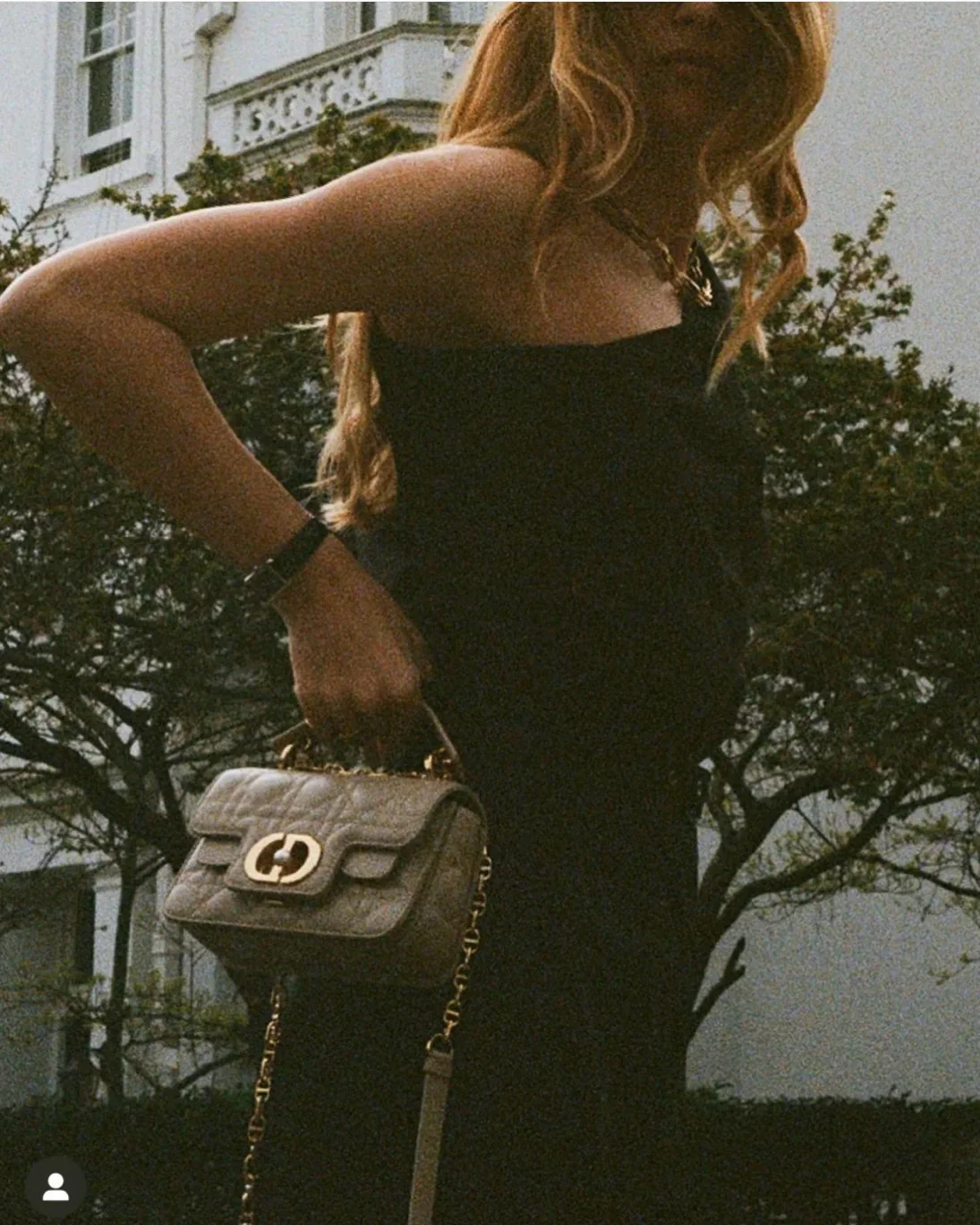 Сумочка Dior Jolie из серии с жемчужной цепочкой, абрикосового цвета, маленького размера.