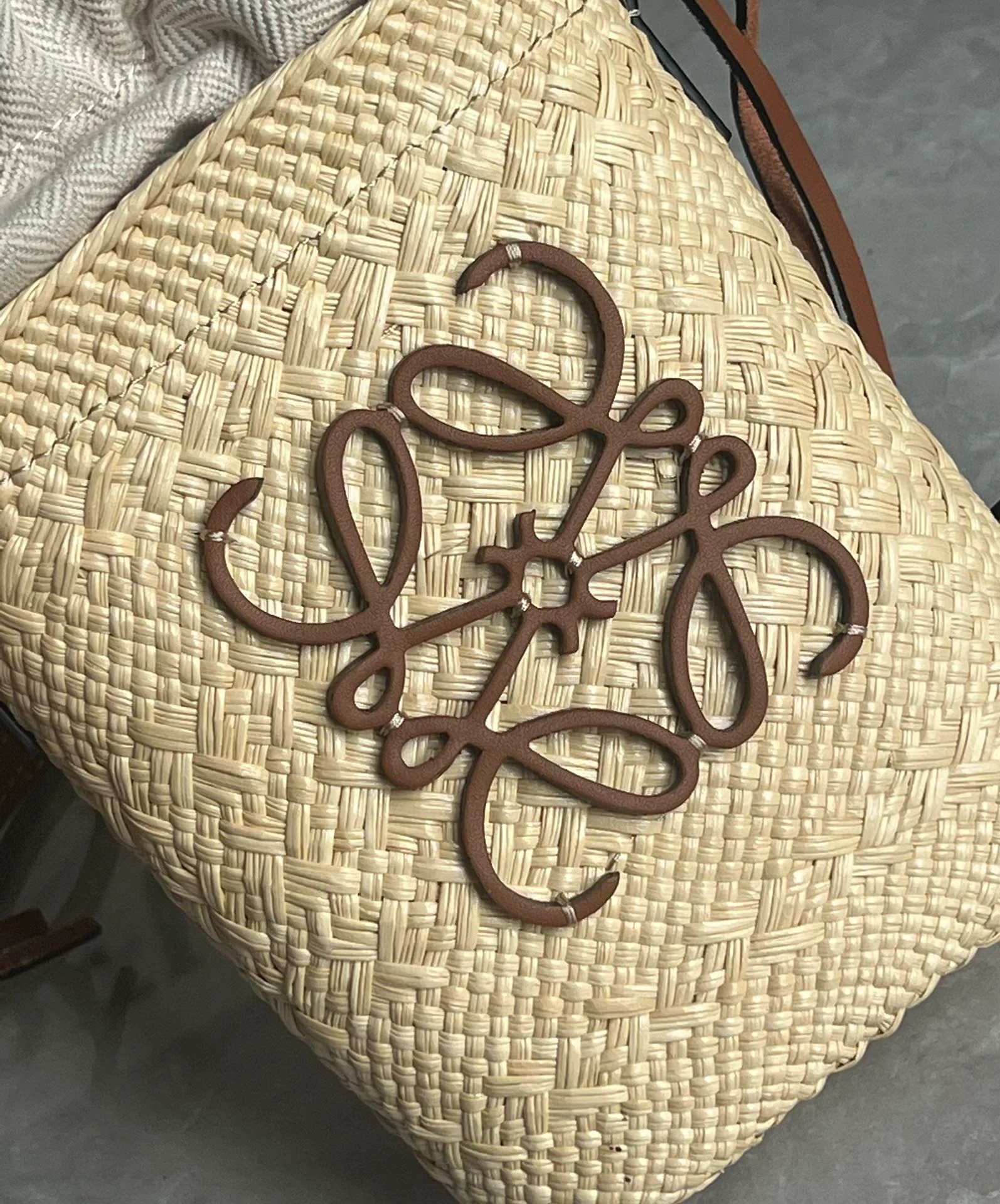 Сумка для телефона Loewe Anagram Basket из соломы