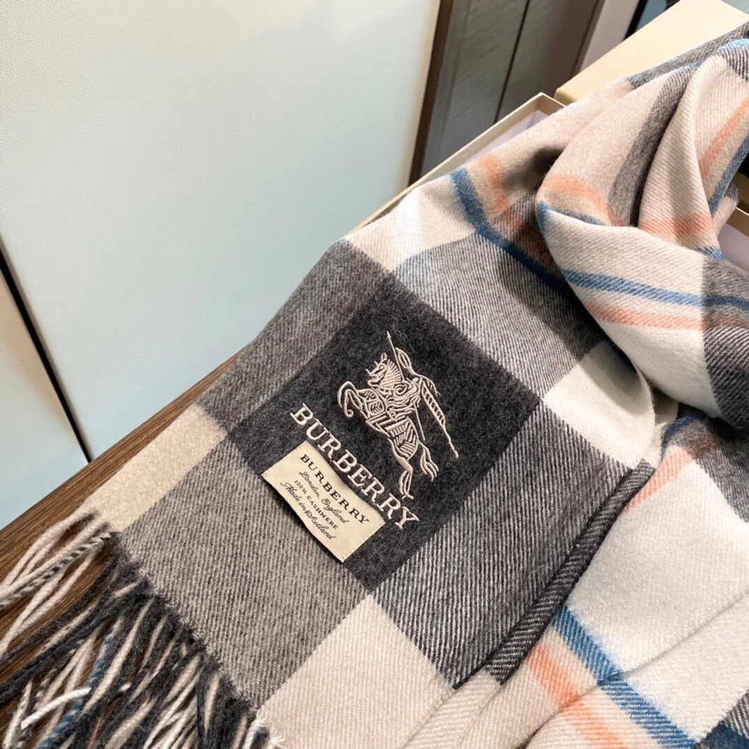 Шарф Burberry из овечьей шерсти с вышивкой в ??виде лошади — можно носить как шаль.