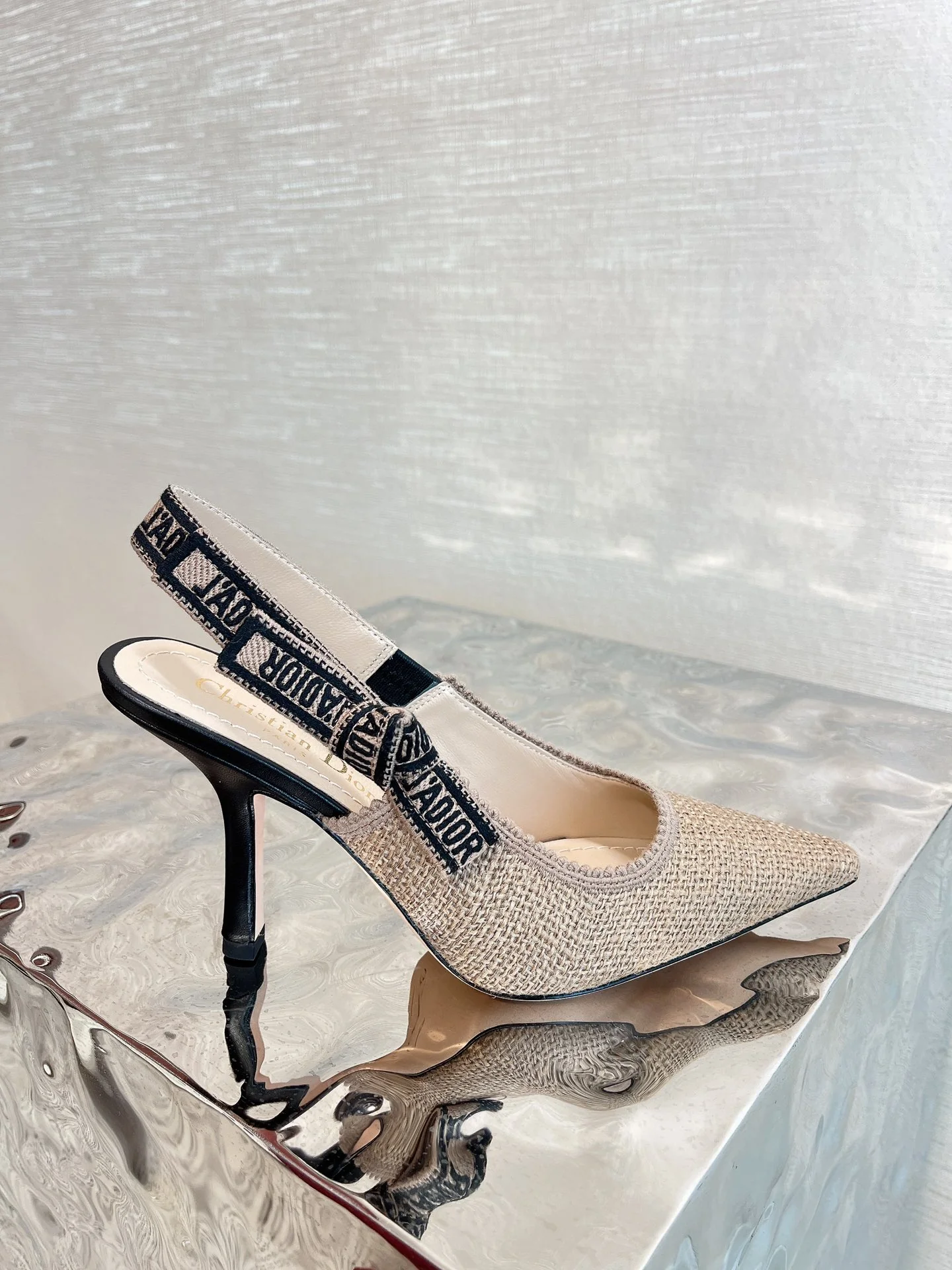 Новинка сезона весна/лето 2022 — туфли на каблуке с острым носком.