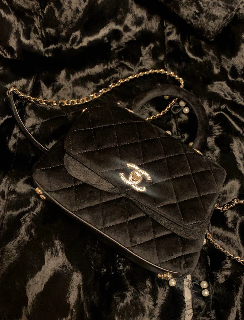 Мини-сумка Chanel Coco Handle из черного бархата с бриллиантовой пряжкой