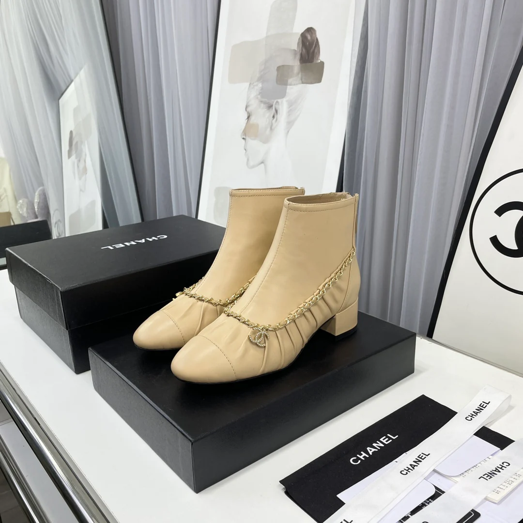 Новинка сезона осень/зима 2022 от Chanel — ботильоны на низком каблуке с цепочкой.