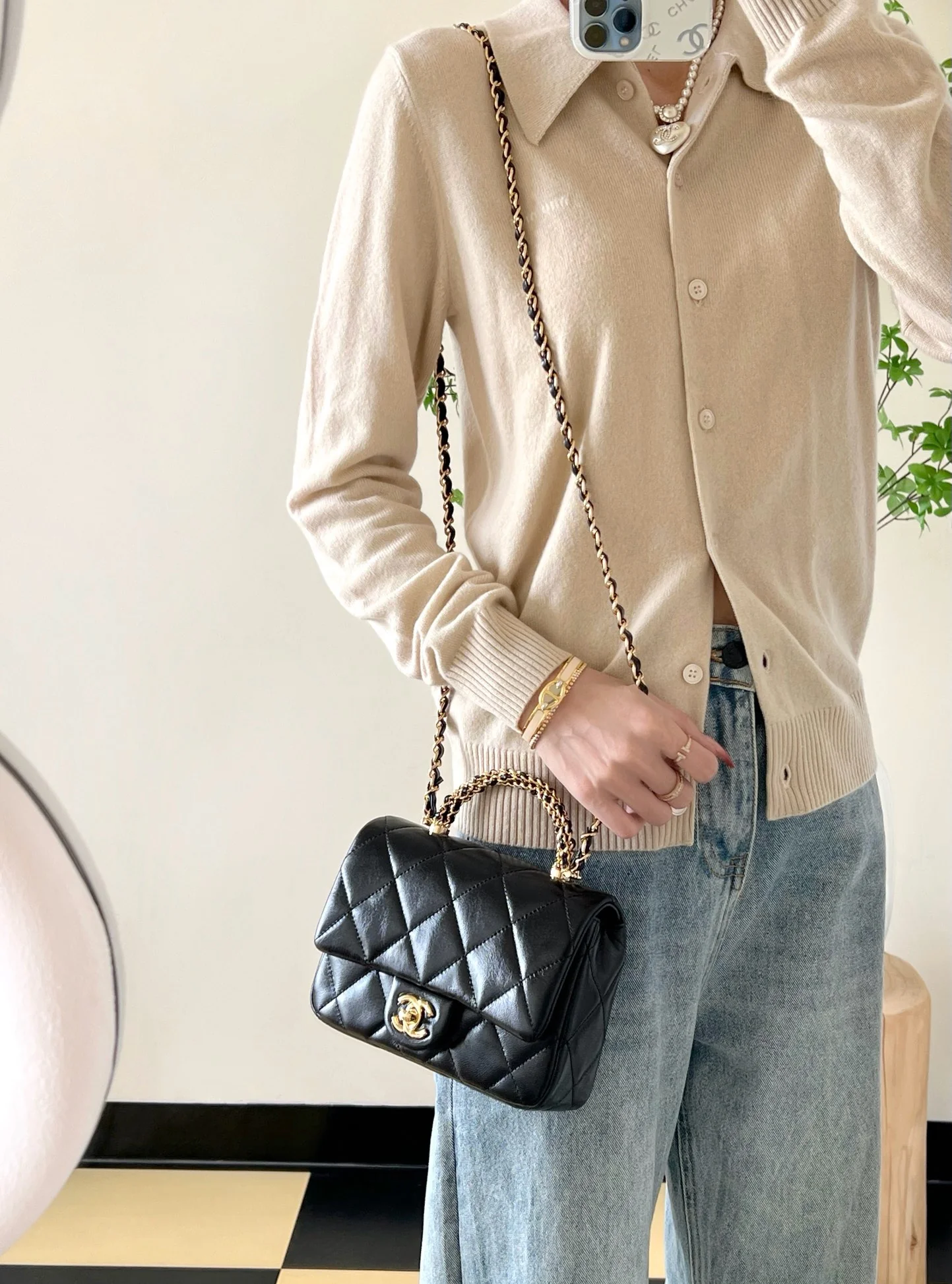 Маленькая черная сумка Chanel с клапаном и поворотной ручкой.