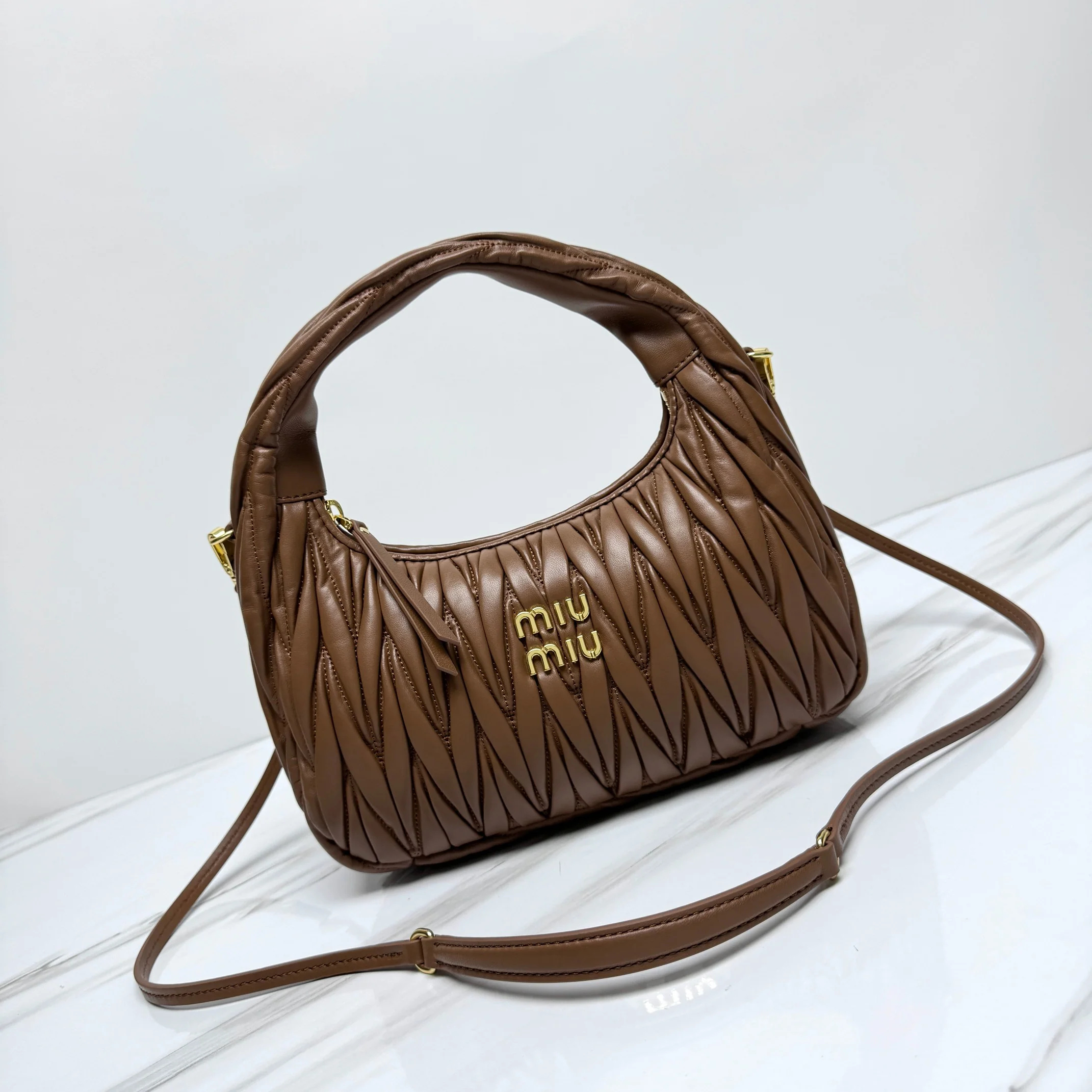 Сумка Miu Miu Wander — маленькая, из овечьей кожи — шоколадного цвета.